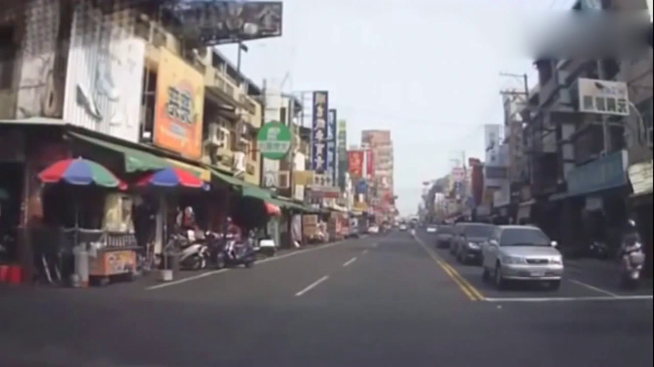 大姐一上路就被摩托车撞飞，电动车都化为碎片，这速度够可以的！