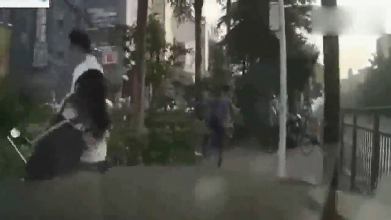 明明是小轿车的错，司机下车就对电动车动手