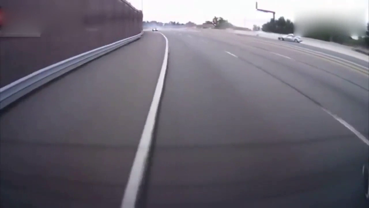 实拍：跑车在高速路上狂飙，一个小弯道让车主差点失去自己的命！