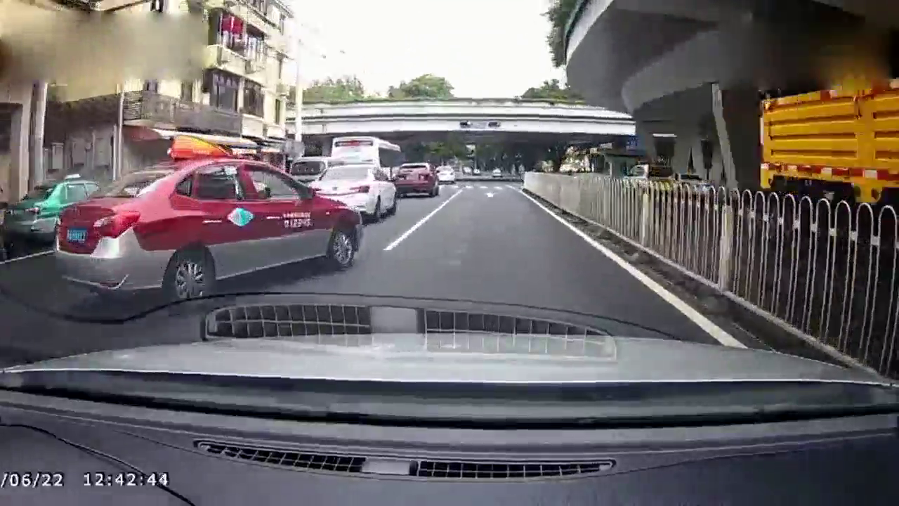 实拍出租车路口实线突然变道，后车直接撞得稀巴烂
