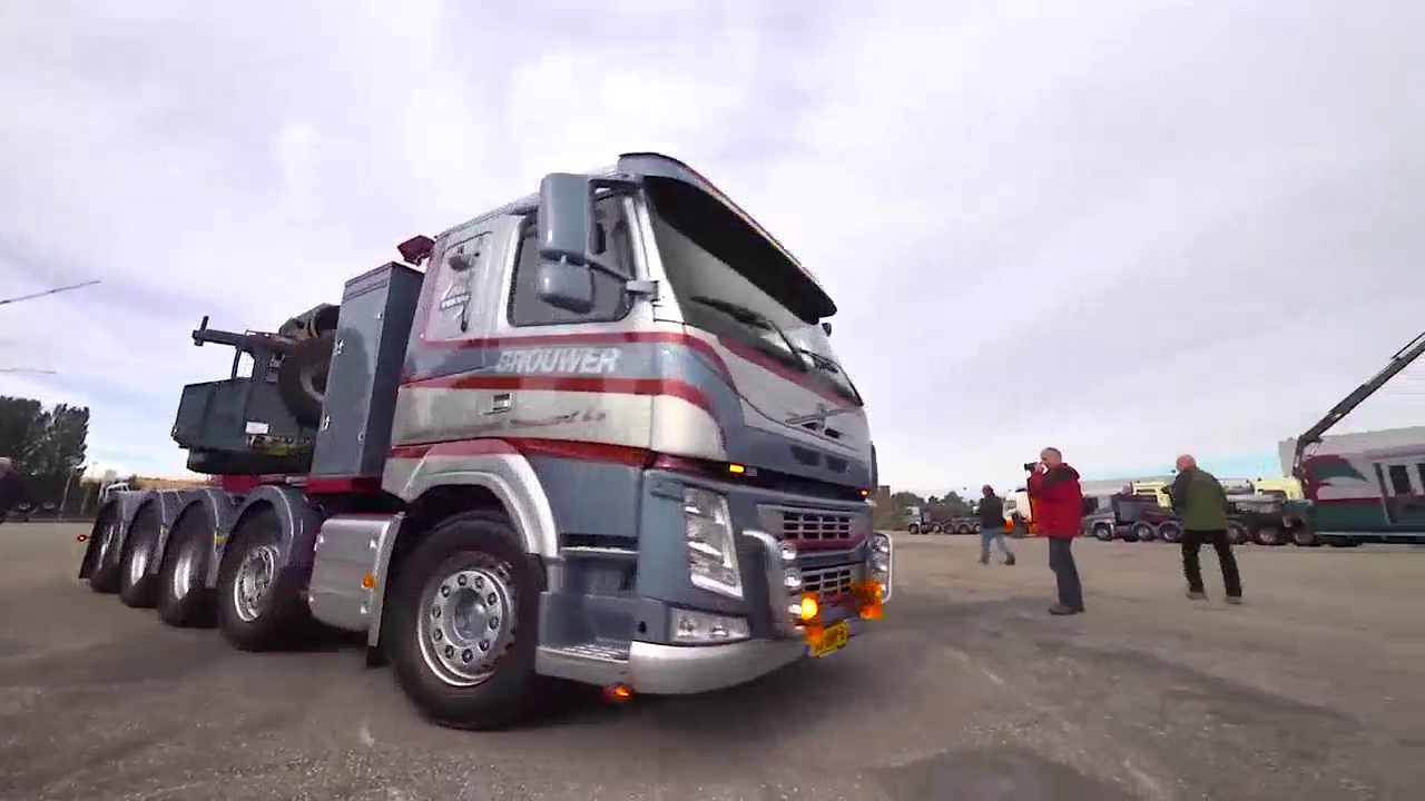 实拍：国外重型运输车和特殊运输卡车，后轮竟然也能转向！