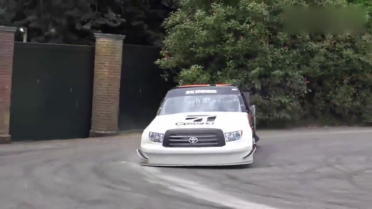 看丰田改装跑车赛道狂飙，真过瘾！