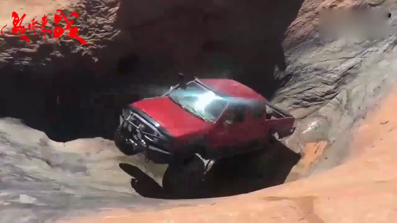 越野车组团挑战深坑脱困，最后一辆改装车让人忍俊不禁！