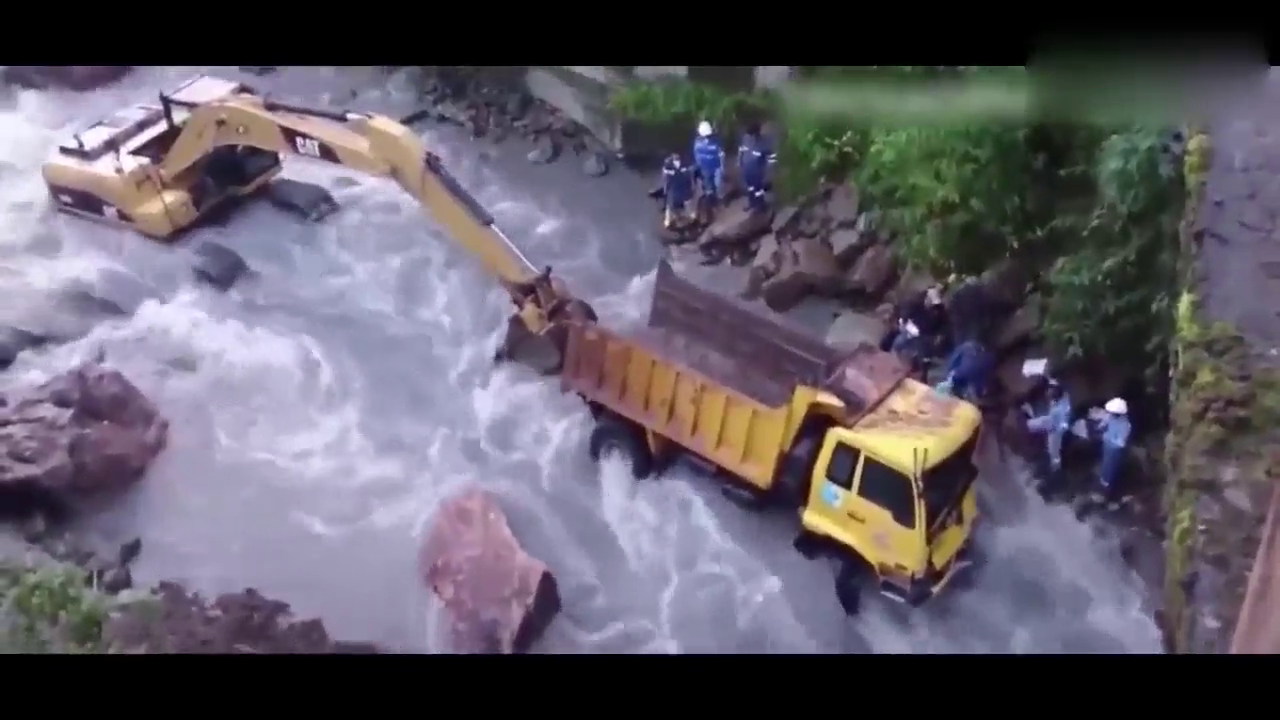 发洪水大卡车被冲走，挖掘机这样救回汽车，好心疼！