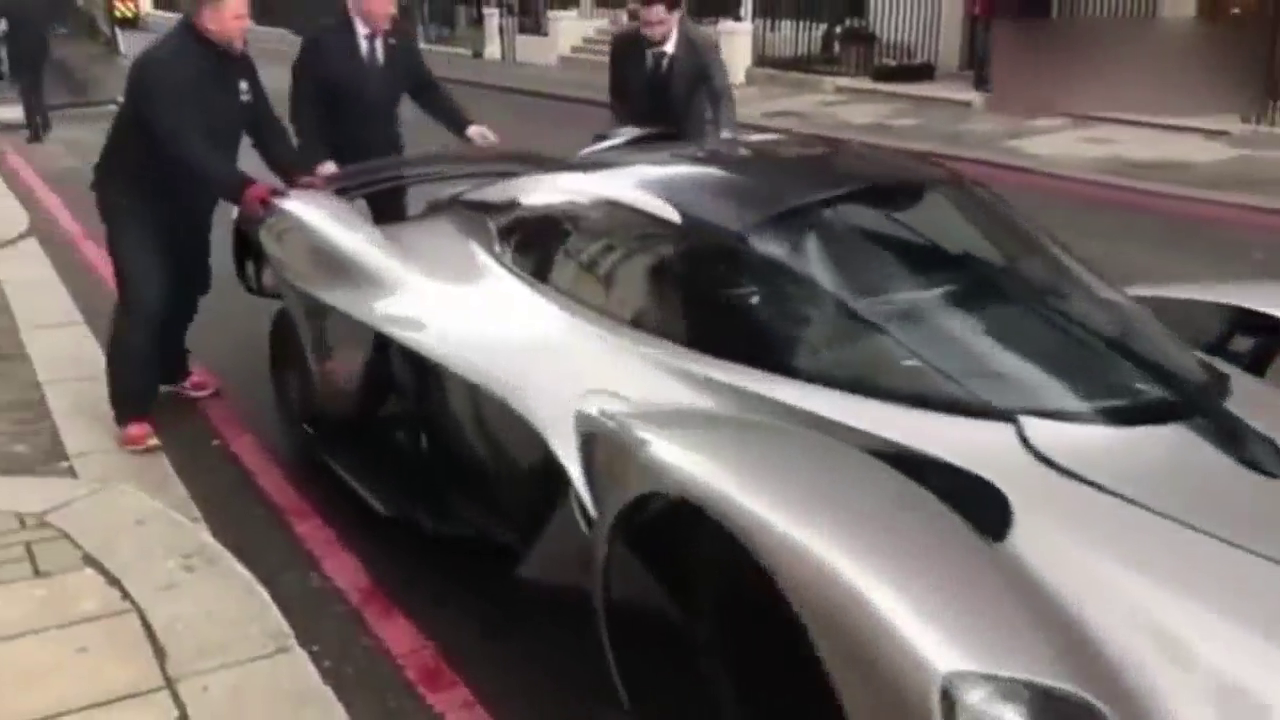 原来超级跑车的车体是可以直接拆出来的！