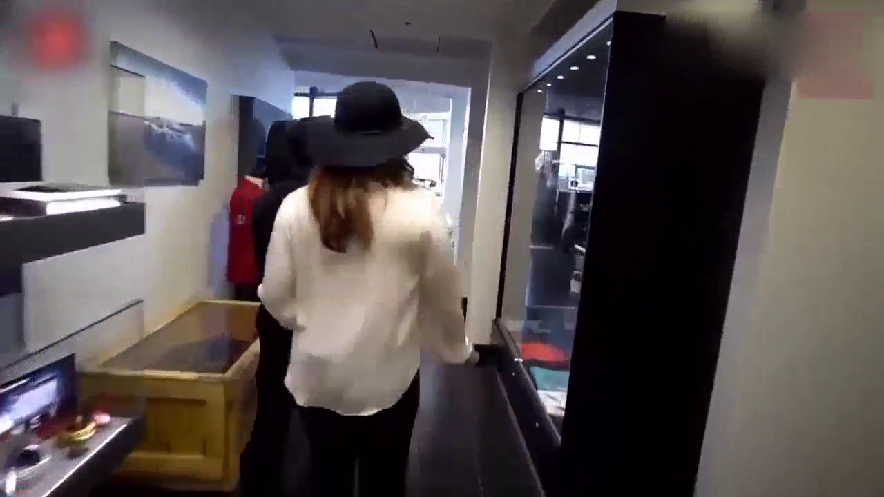 富婆买跑车，兰博基尼运回车库那一刻，才知道这美女有多富