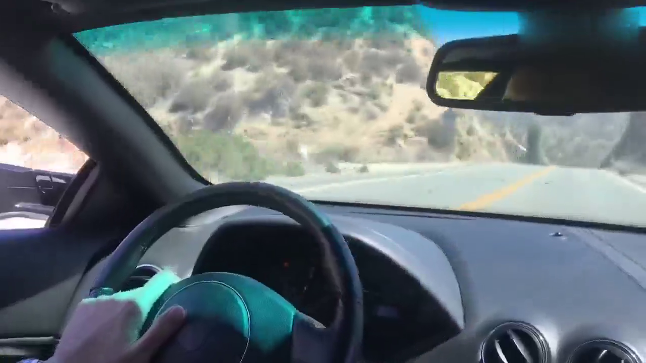 实拍：兰博基尼跑车在山区道路狂飙，隧道里尖叫！