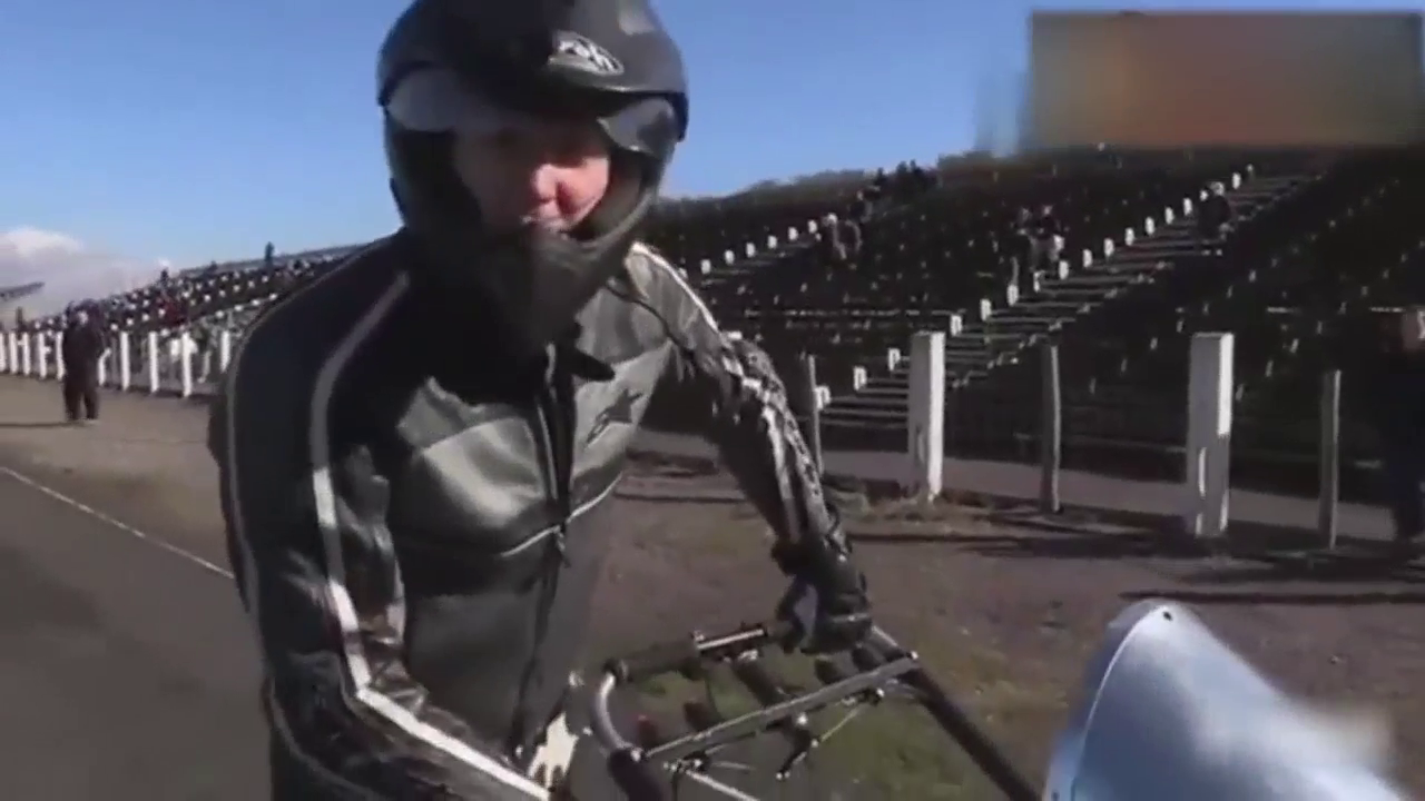 亲爹婴儿车带娃跑车赛道上狂飙！