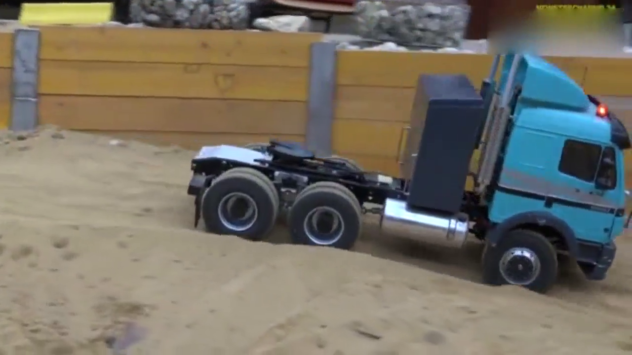 重型卡车被陷沙泥 最后自己脱困了！