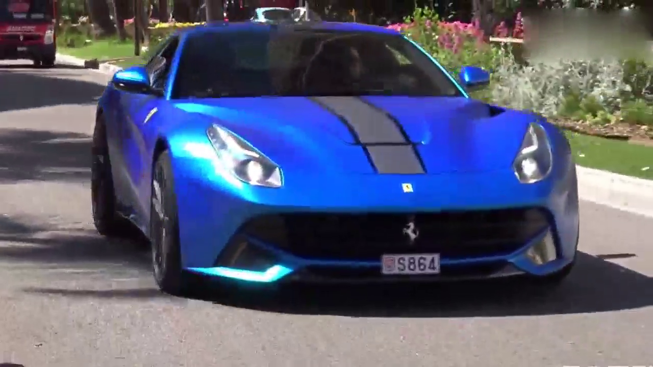 价值500万法拉利F12跑车，排气发出这声音，拍照路人蒙圈了