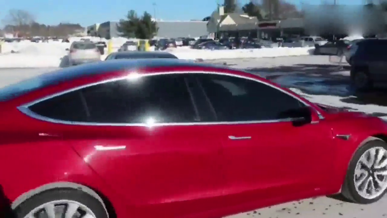 价值30万的特斯拉跑车，自动倒车的那一刻才觉得钱花的值了