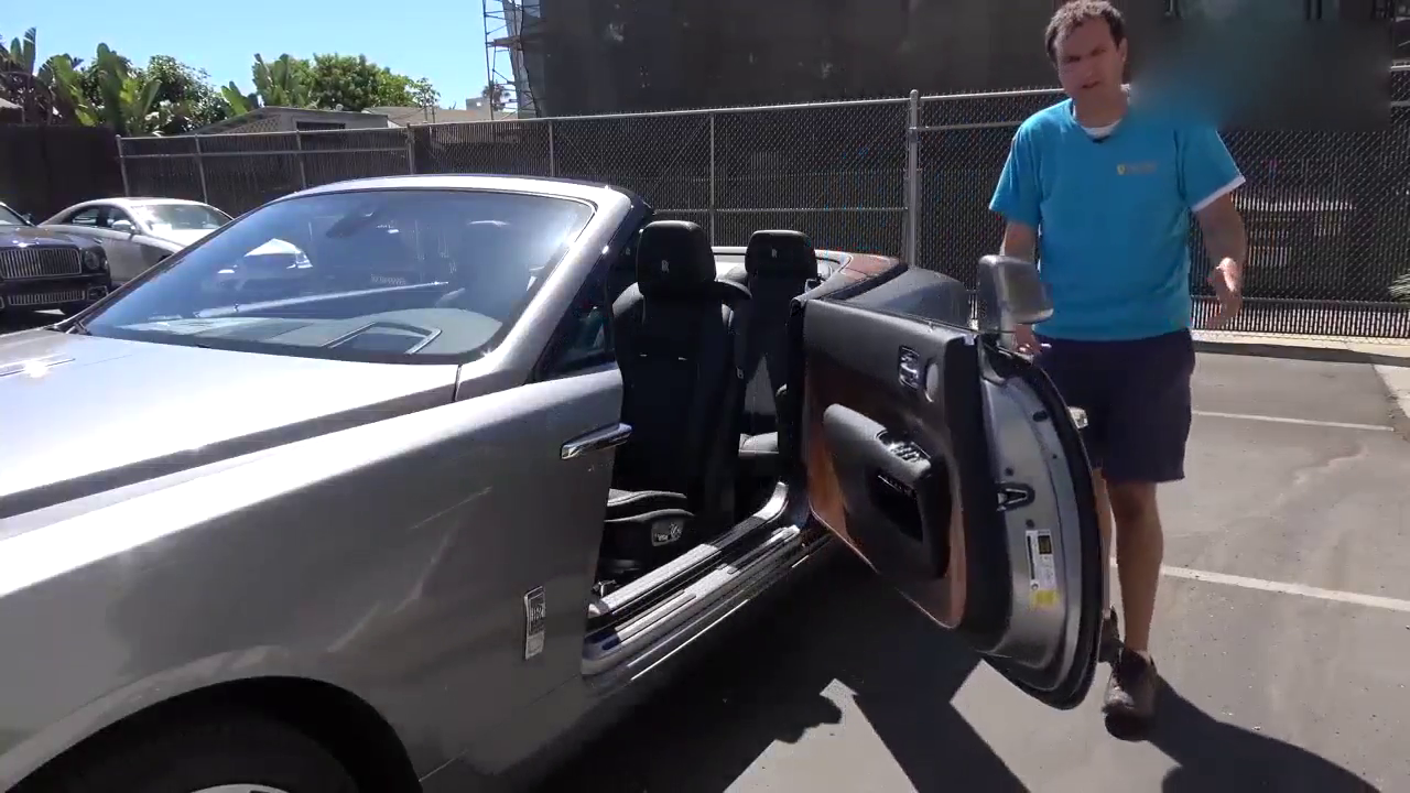 价值500万的劳斯莱斯跑车，打开无框车门后才知道有多豪华