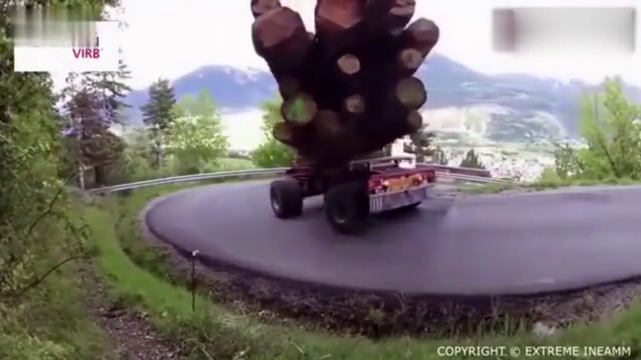 卡车满载下山急转弯，这技术牛