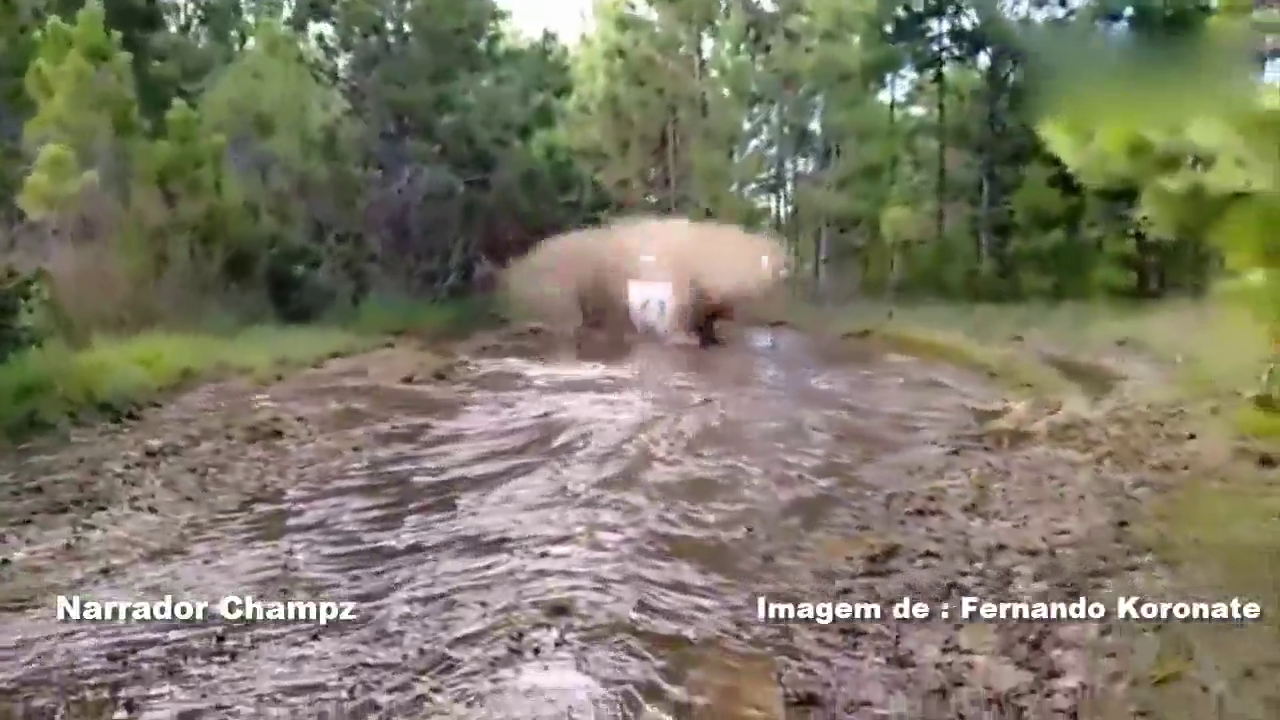 改装老爷车越野性能暴表 改装车越野比赛 轿车越野爬山涉水