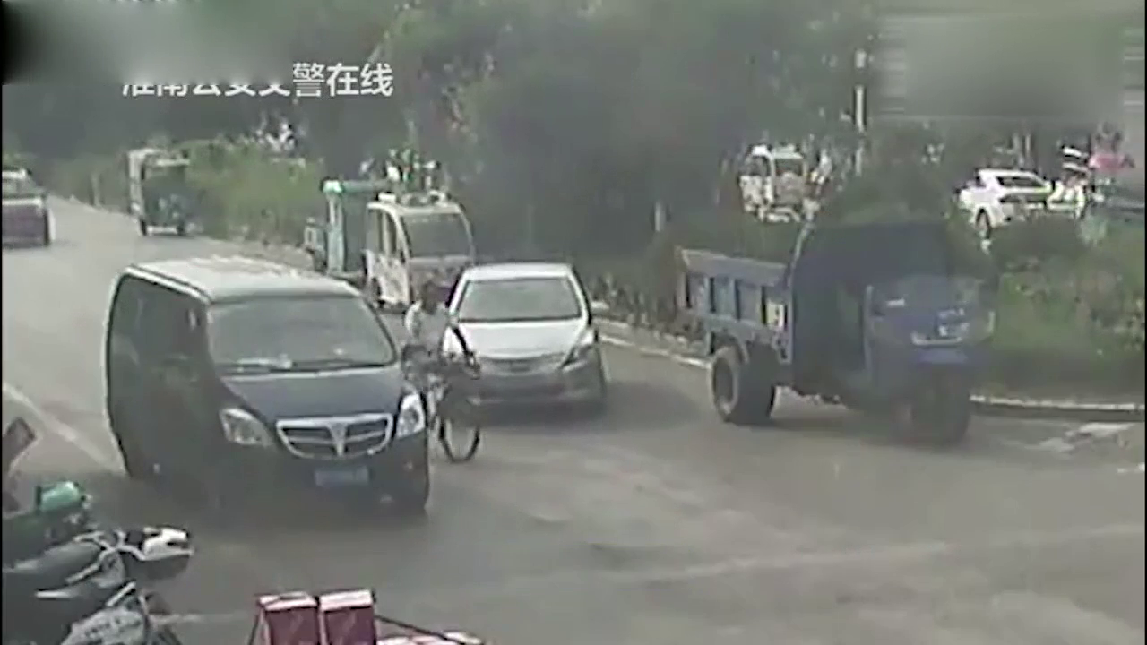 开车门撞翻电动车 司机乘客均赔偿