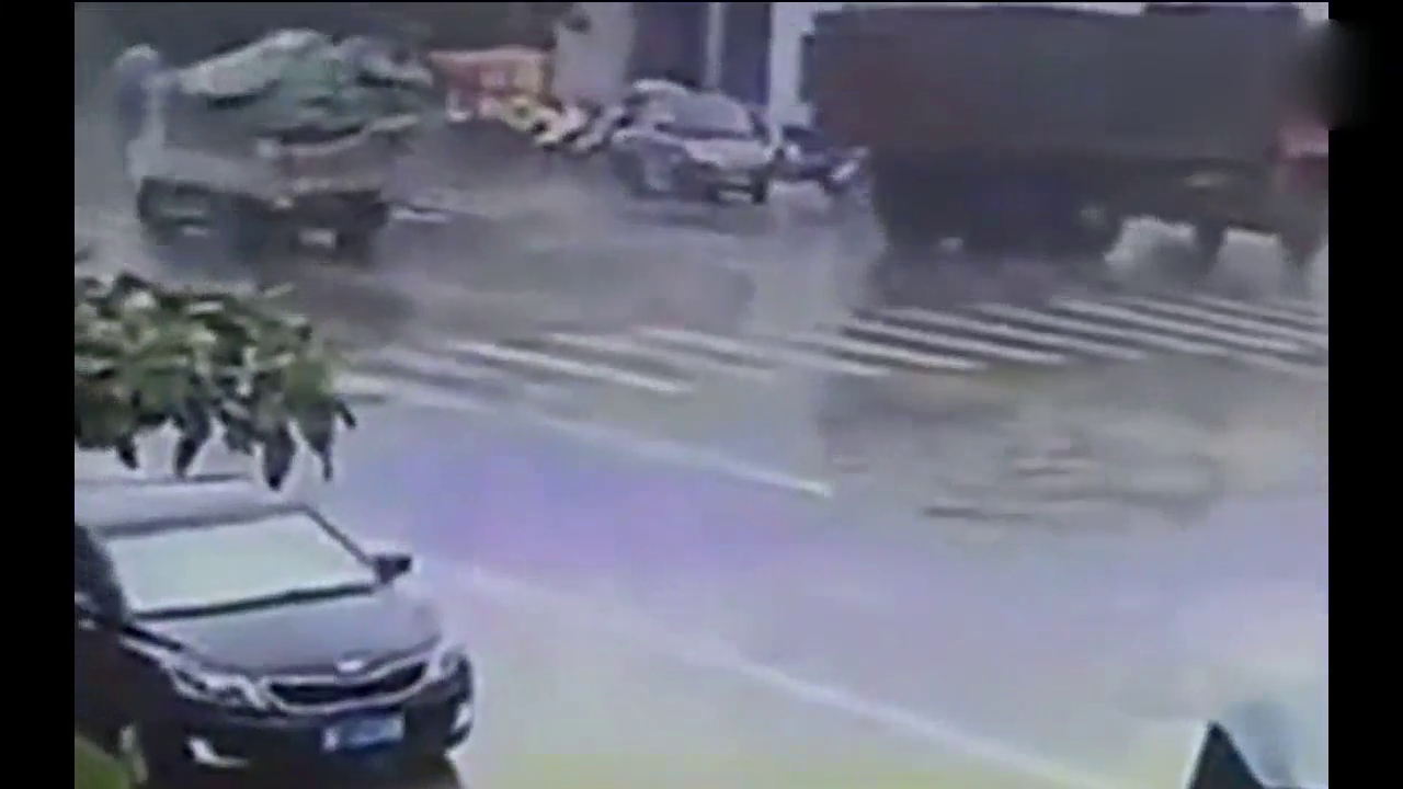 卡车一个绝望的漂移，救了路口十几条命