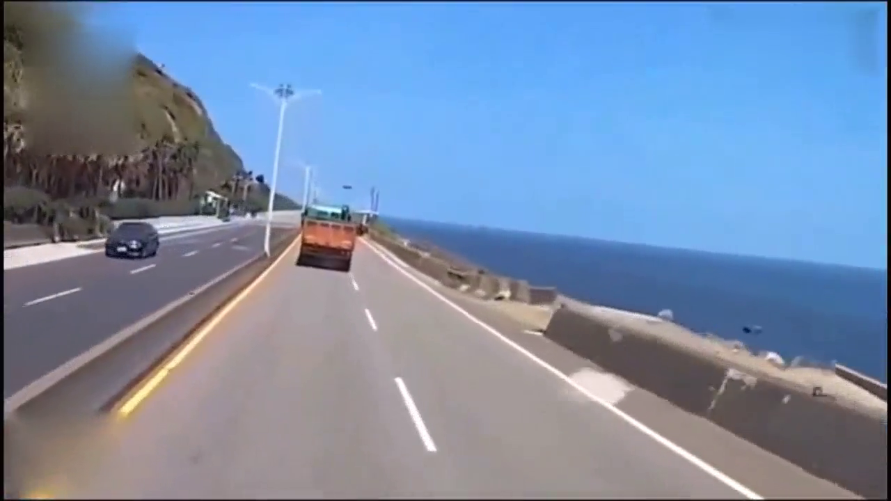 卡车正常行驶中刹车突然失灵，大声呼喊还是没能救下前方车辆！