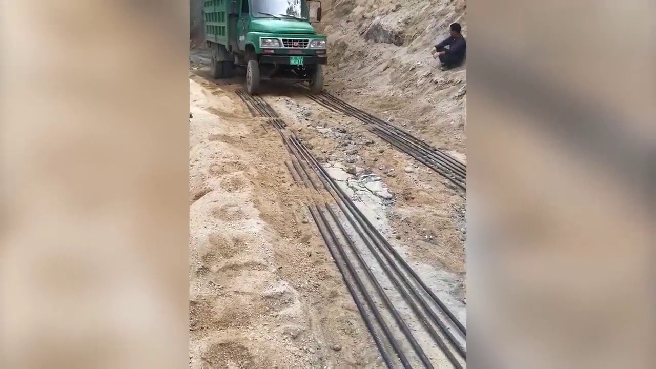 卡车专门走在钢筋上