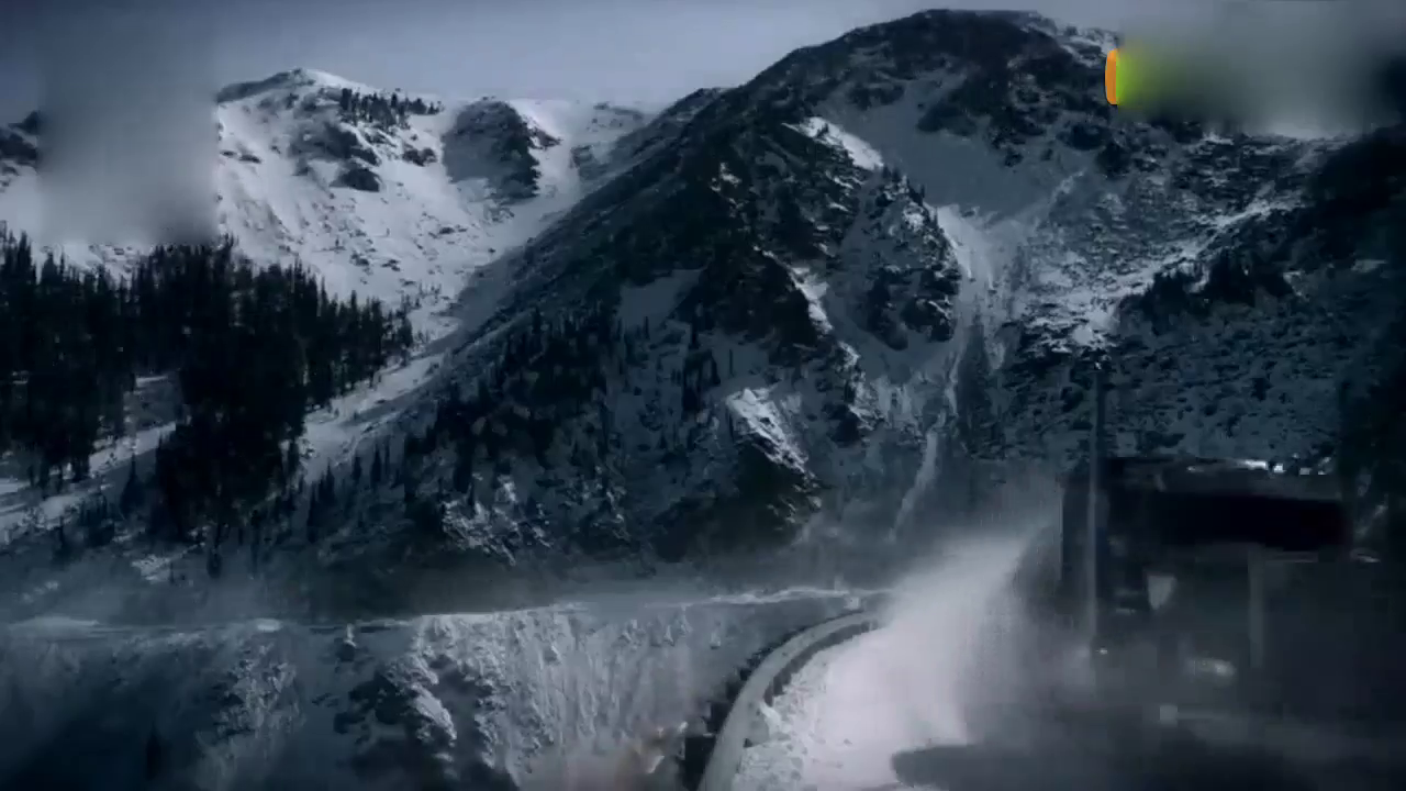 卡车雪地上坡失控后果很严重！老外的隔离带真心结实