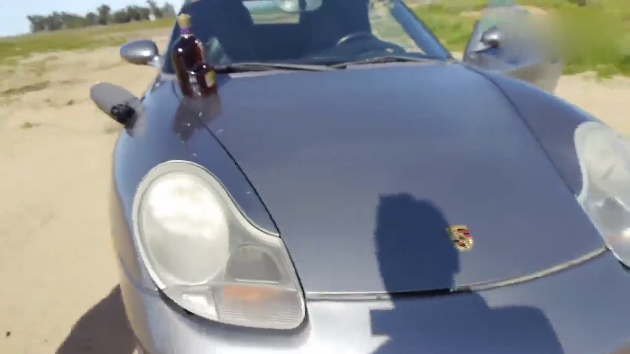 在跑车的油箱里倒入一瓶82年的拉菲，还能正常行驶吗？