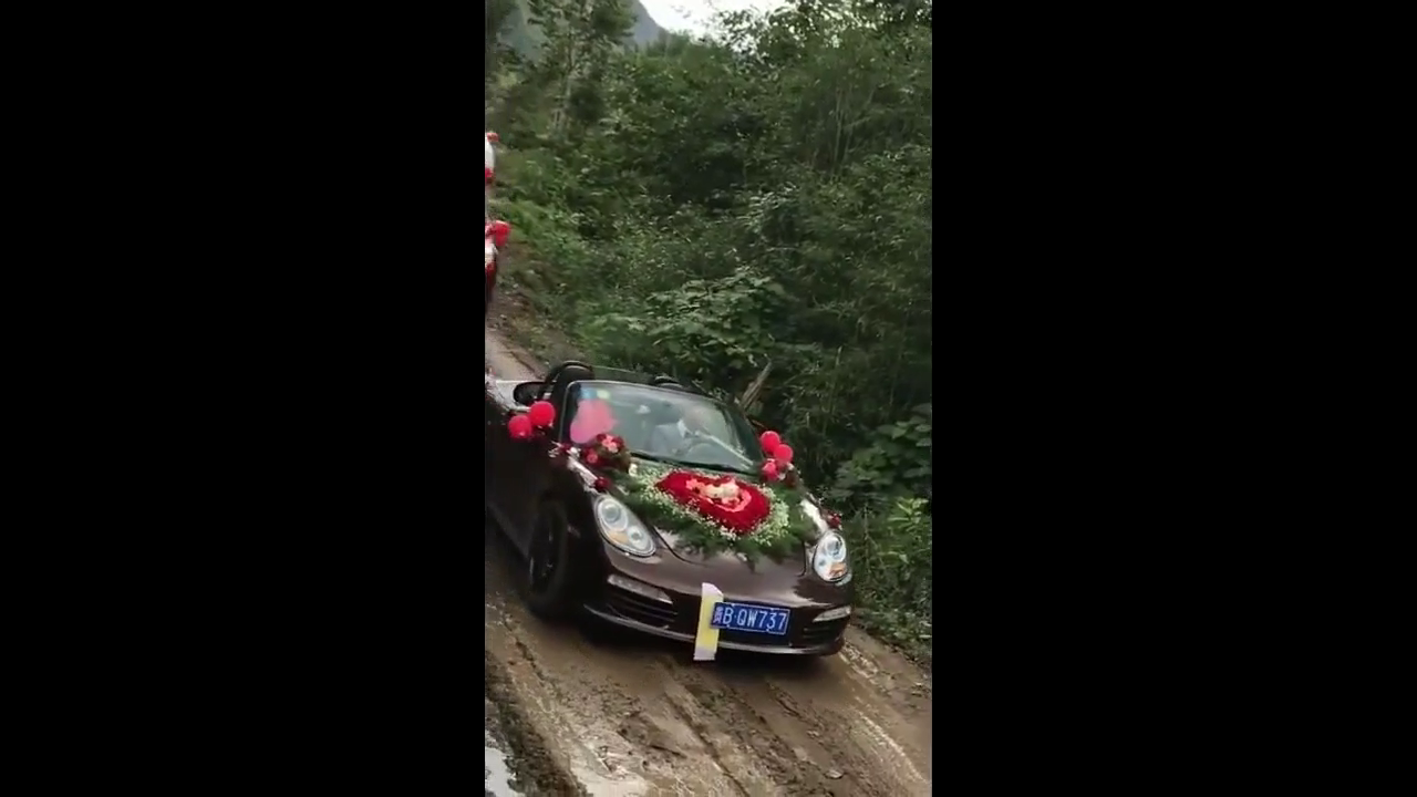 为了娶上漂亮的媳妇，新郎开着跑车爬山路