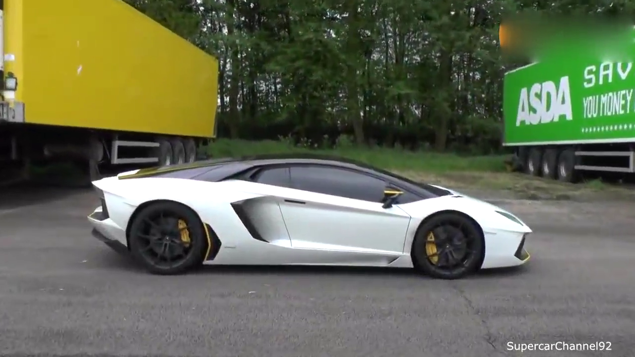 多辆兰博基尼 系列跑车聚集在这里进行发动机和速度测试