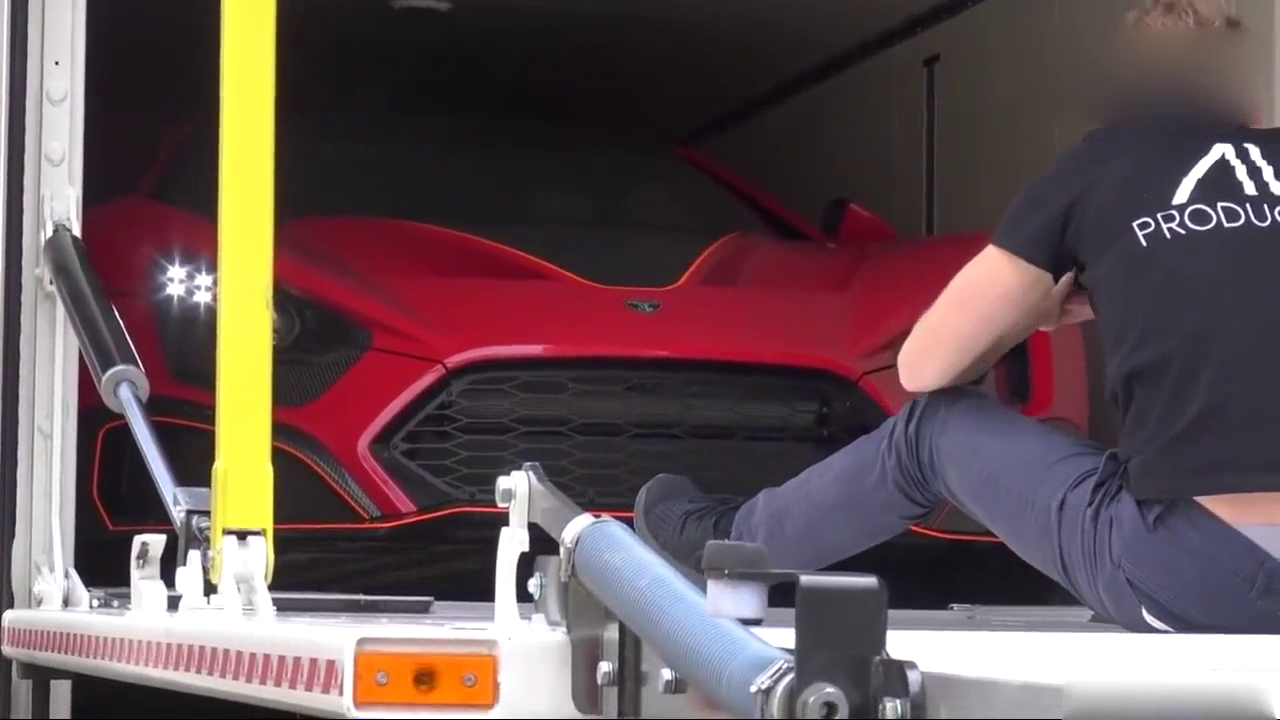 土豪订购1200匹马力的跑车到货了，启动以后让兰博基尼都失去光彩