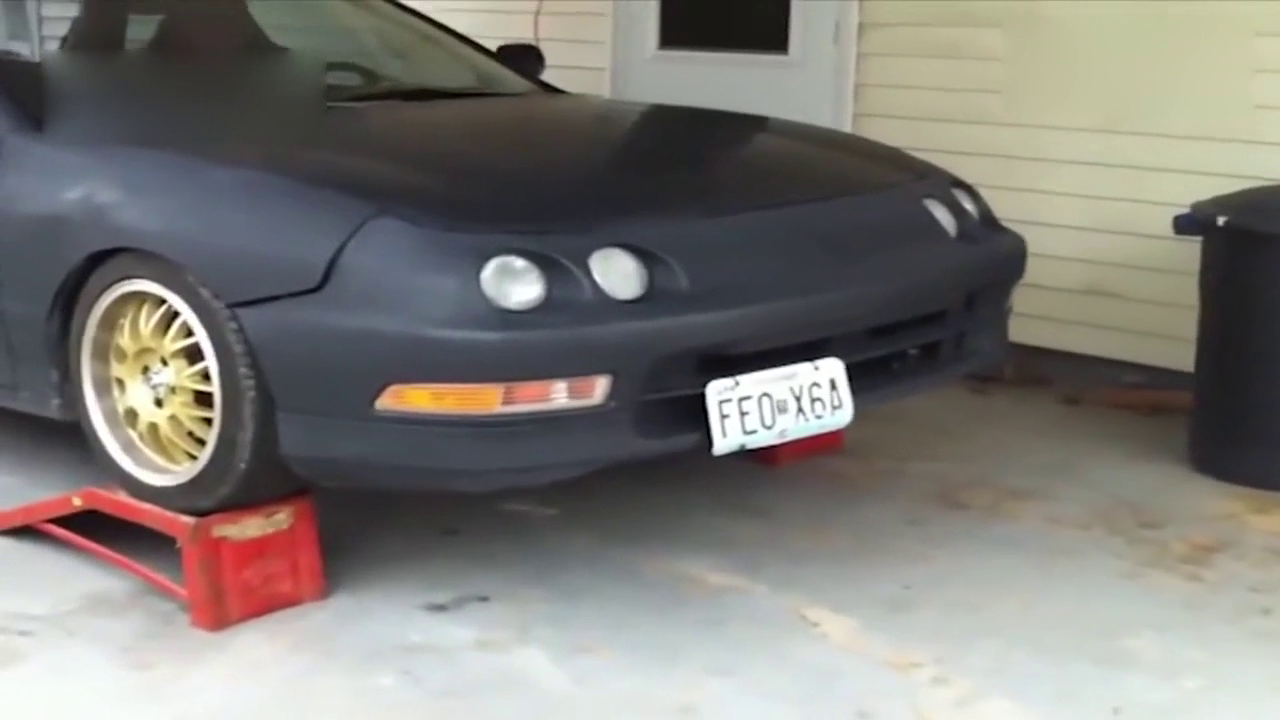 低趴改装车行走都是困难 下一个坎前包围都掉了