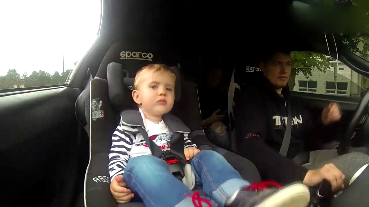 爸爸带不到一岁的宝宝坐跑车，宝宝却一脸淡定的样子