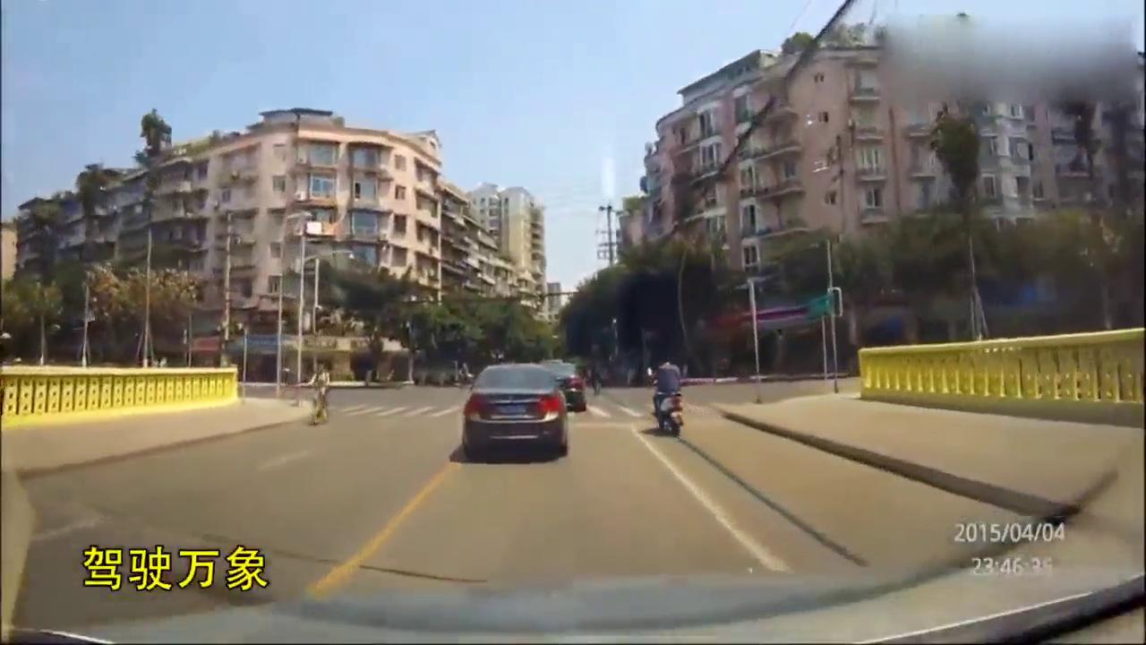 电动车司机从车缝被中窜出，最终出租车撞飞