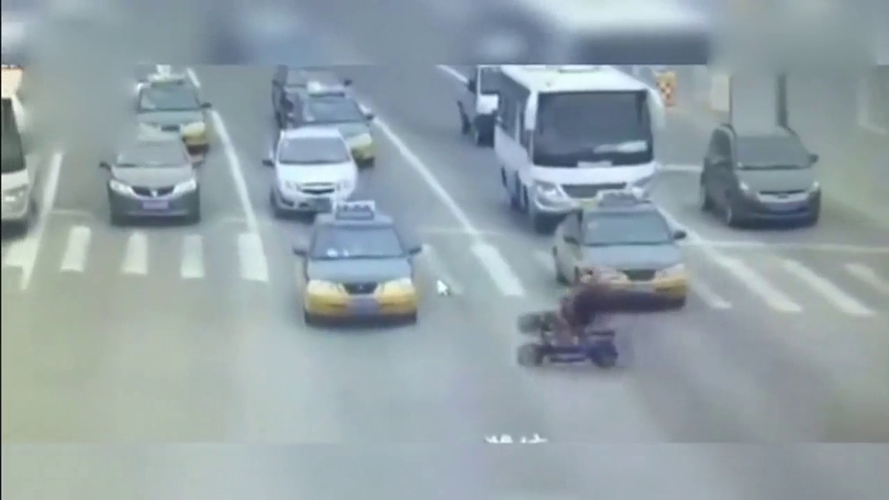 电动车真是不怕死，闯红灯被出租车撞飞后，又遭客车碾压！