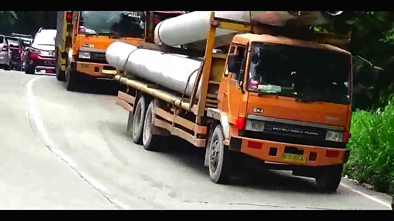 几十米百吨钢管运输，看看卡车是怎么过斜坡弯道的，好考验技术