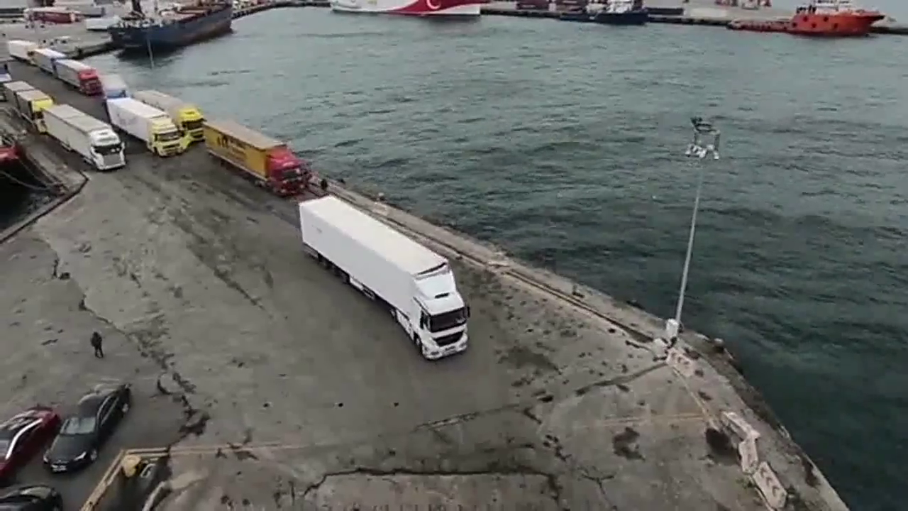 30年驾龄的大卡车老司机，这倒车上船的技术杠杠的，还有谁！