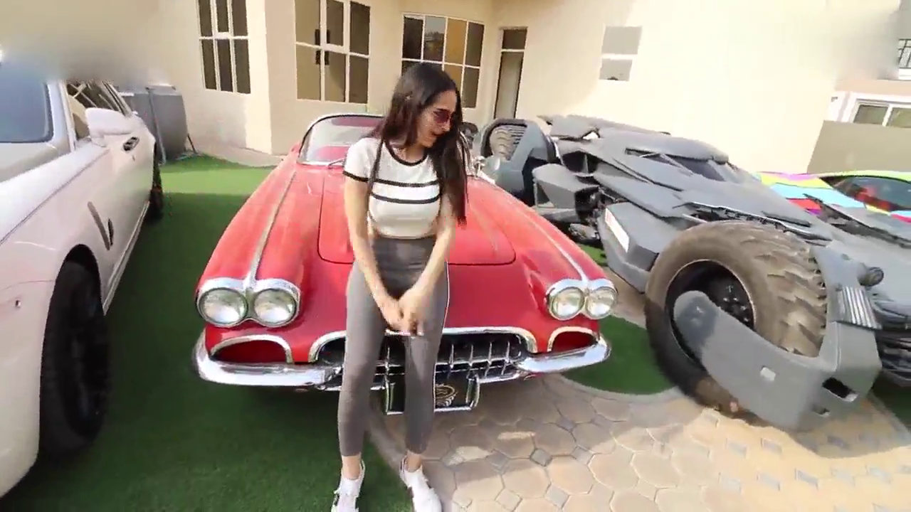 刚提的1800万蝙蝠跑车，打开机舱盖那刻才是惊艳的开始！