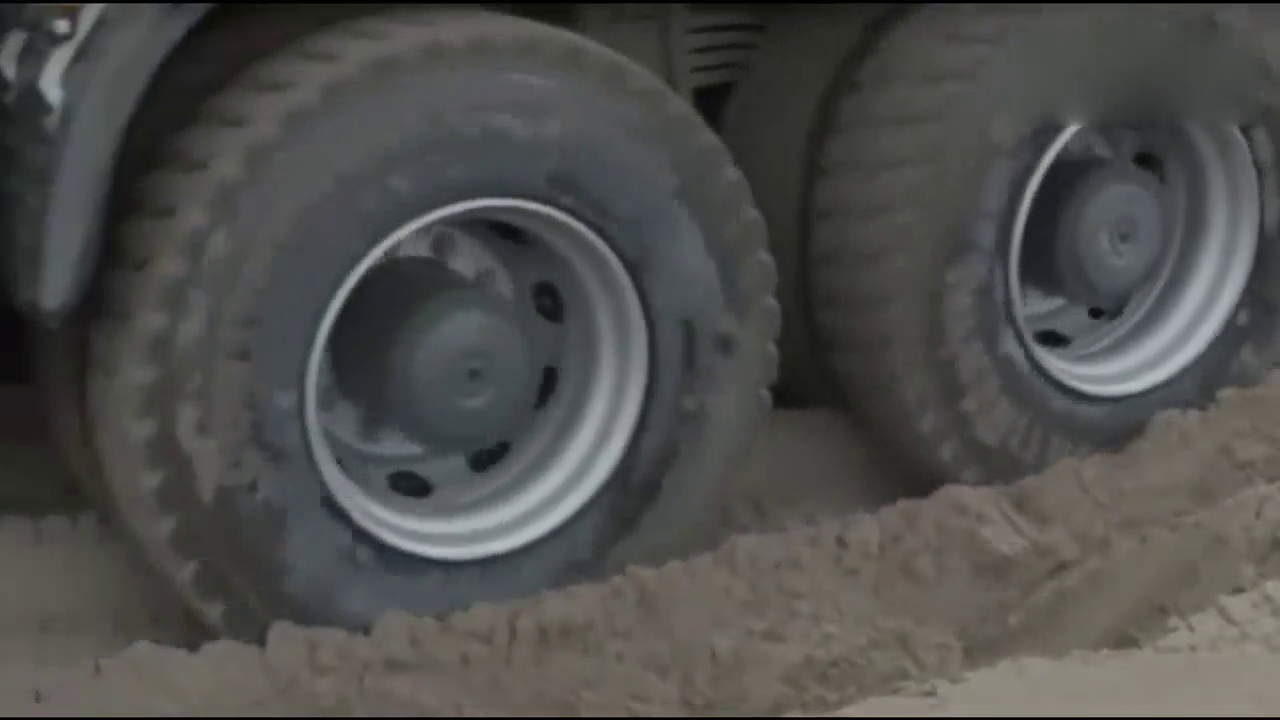 奔驰卡车陷进泥潭，启动脱困的瞬间才知道有多好