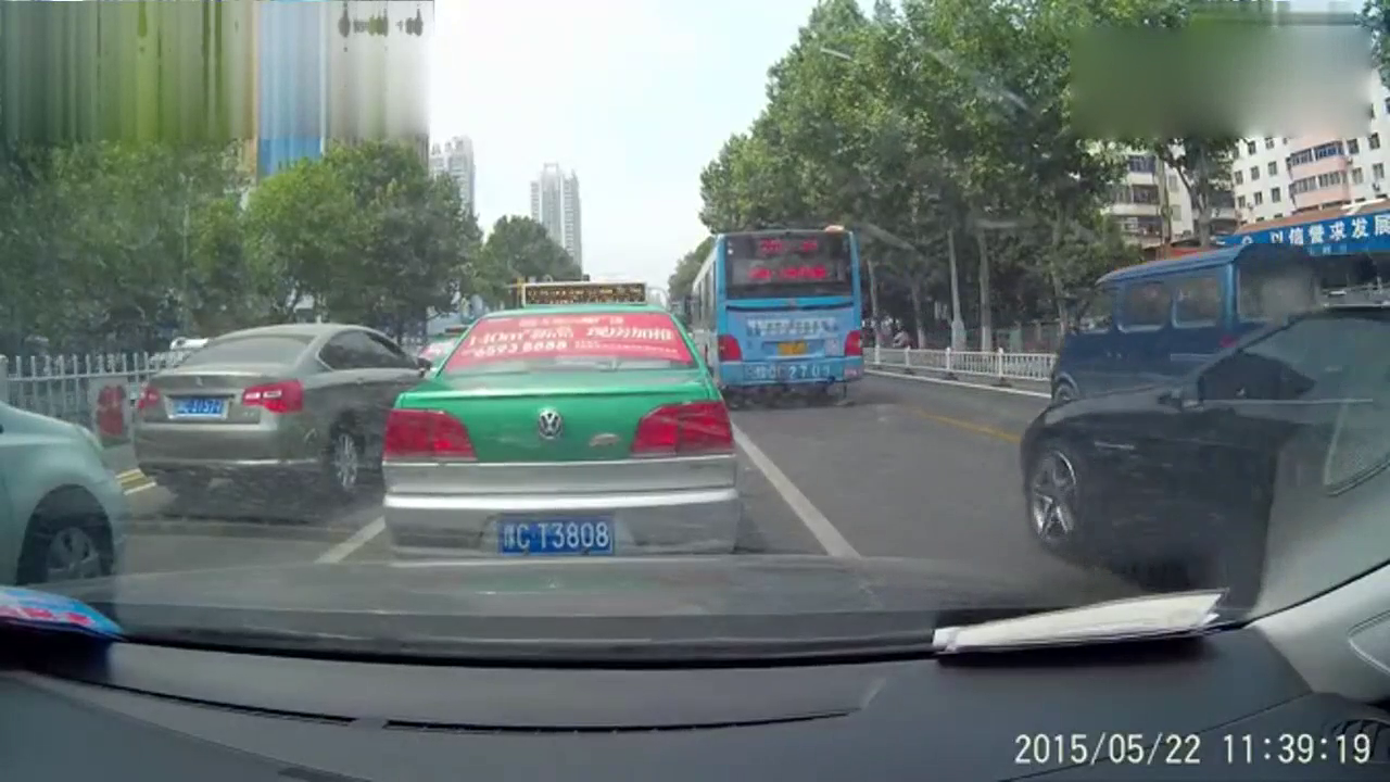 奔驰跑车女司机任性 强行变道与出租车亲密接触