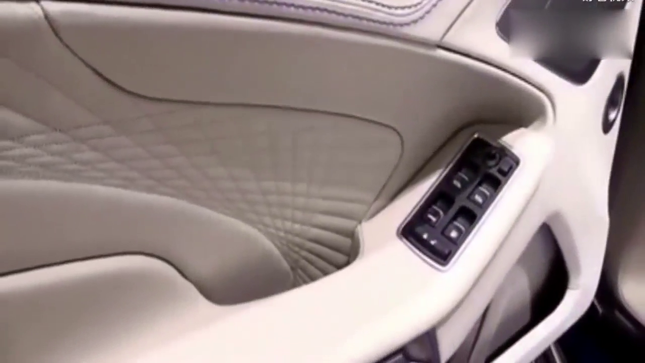 超级豪华跑车，忍不住看一眼，忍不住坐一下！