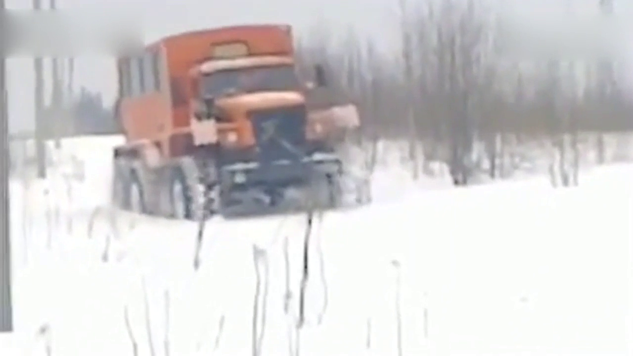 这卡车性能猛爆 俄罗斯卡车雪地过河无所不能