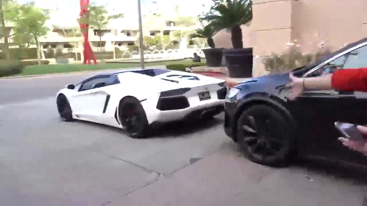 女土豪开兰博基尼参加车展，看到那些超级跑车才知道啥叫霸气