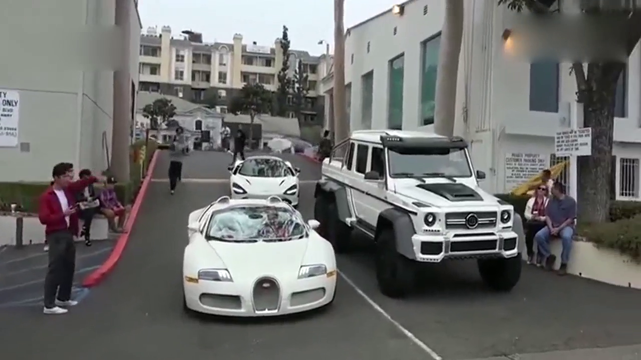 转弯的那瞬间，才知道跑车和越野车的区别有多大，好诧异