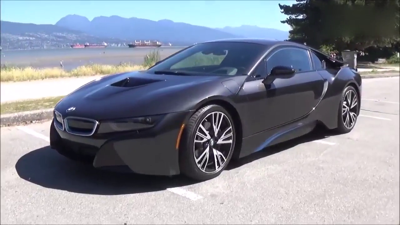 女土豪新买的宝马i8跑车，打开车门，坐进内饰就知道有多霸气了