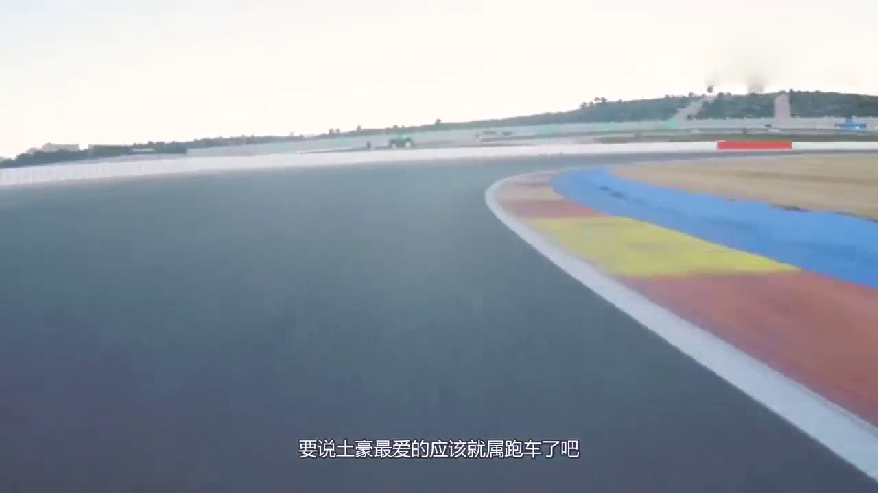 这辆跑车真是厉害了，开出去完全没有隐私可言！网友：中看不中用