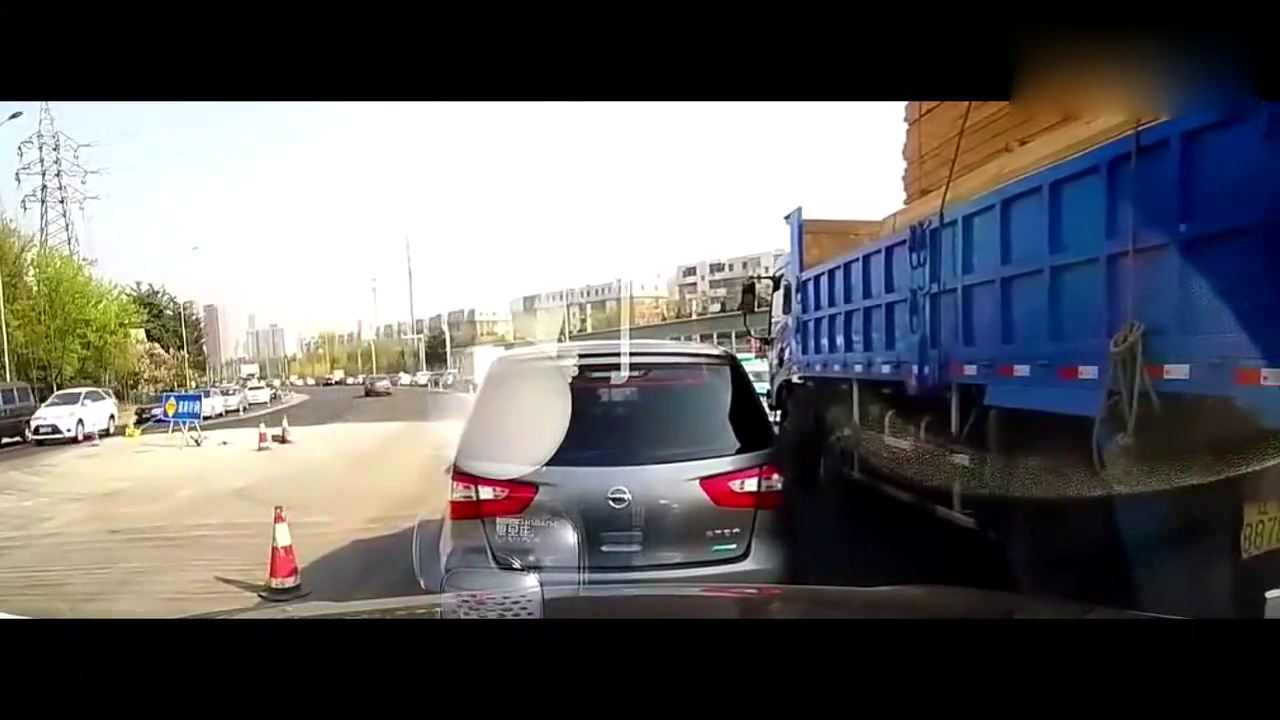 灰色车随意变道加塞，立马与出租车撞在一起
