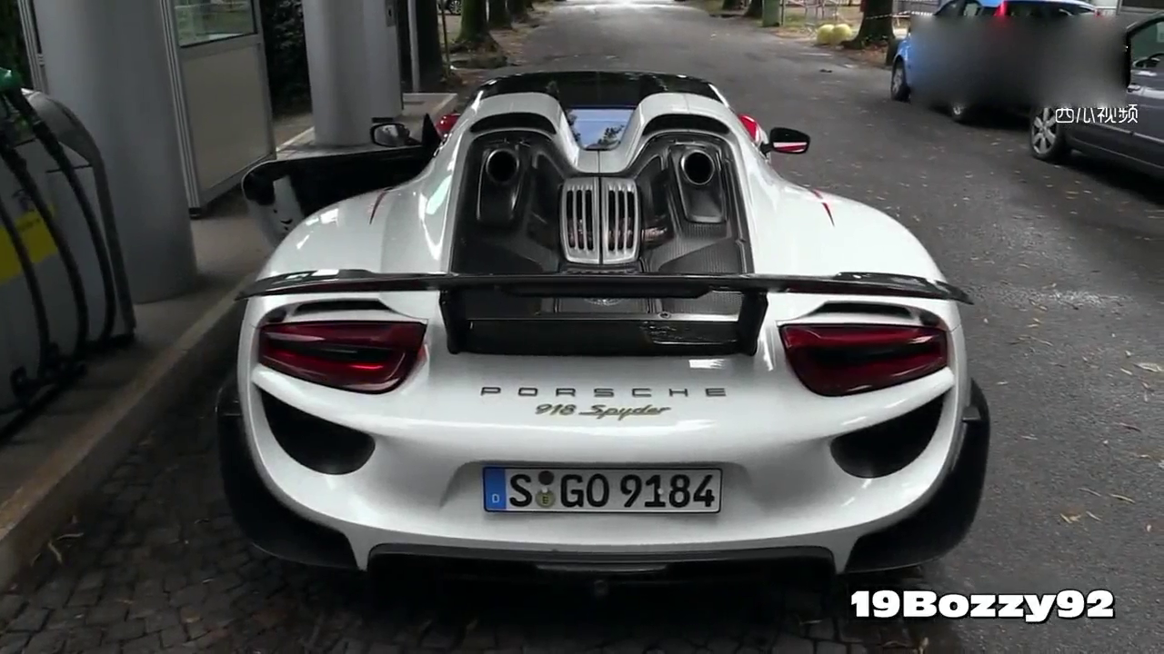 加油站实拍保时捷超级跑车 一脚油门下去都是钱啊