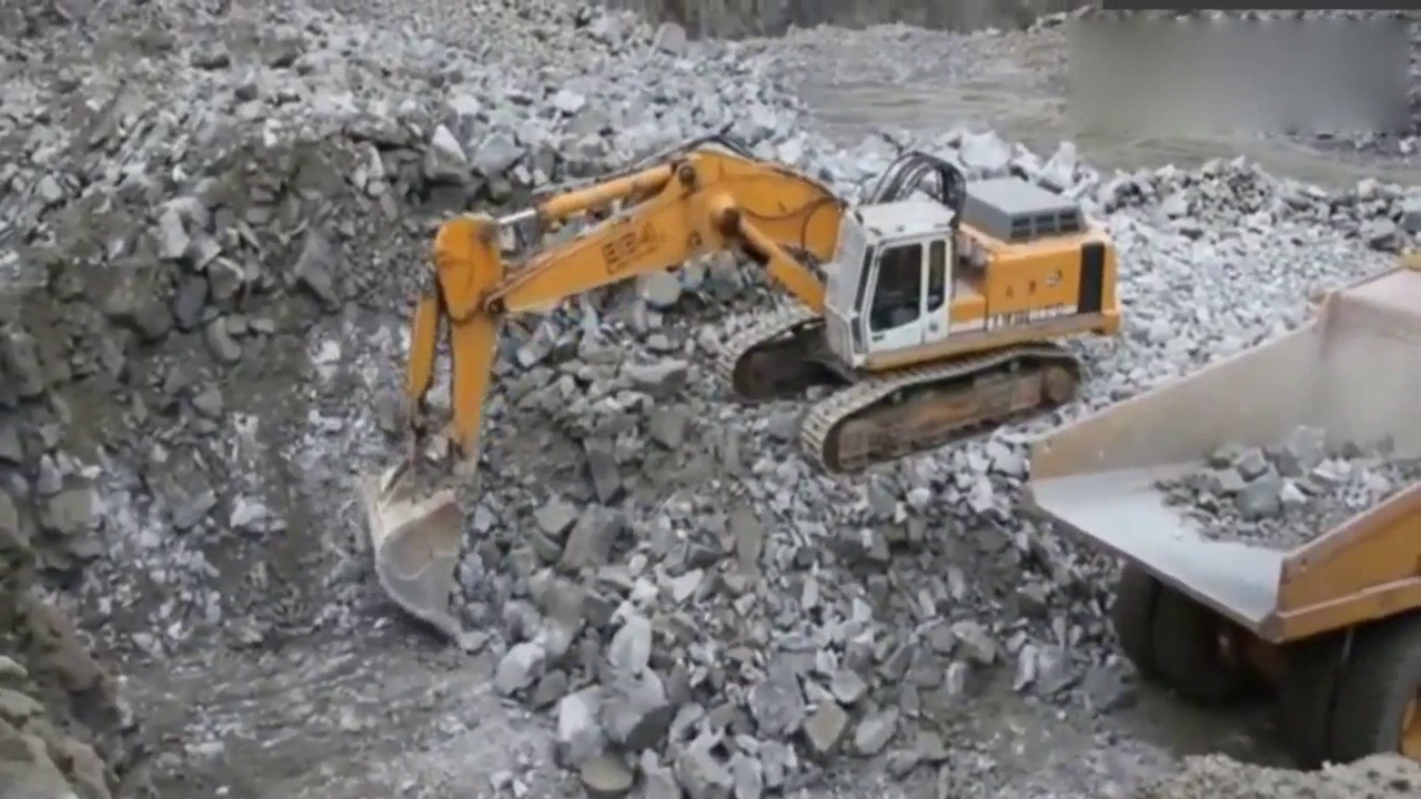 利勃海尔这辆大卡车就是能装！挖掘机这么多铲都装不满