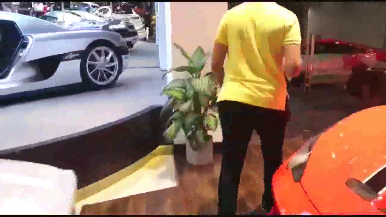 迪拜王子去4S店买跑车，看到点钞机上的数字，店长都紧张了！