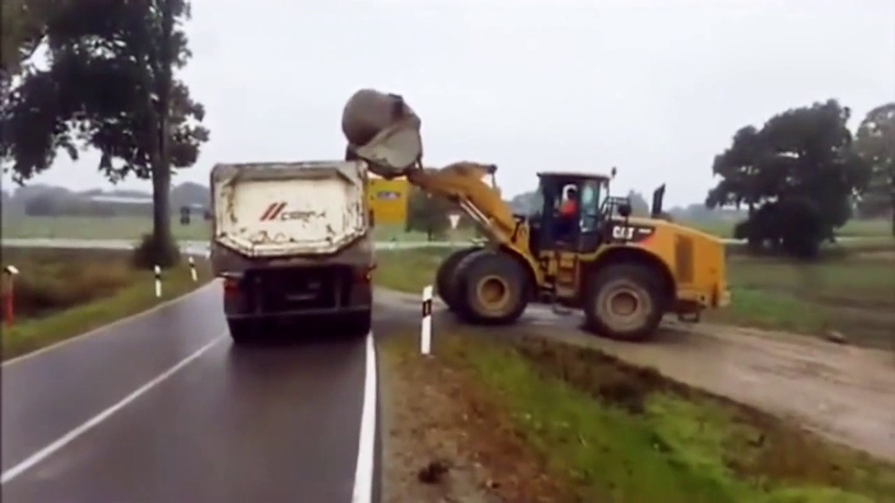 当铲车往卡车箱里扔了一块石头后，求卡车司机心理阴影面积