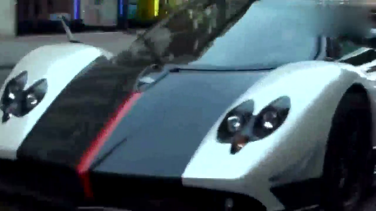 帕加尼跑车路过时，旁边的车都变得悄悄地啦！就是霸气！