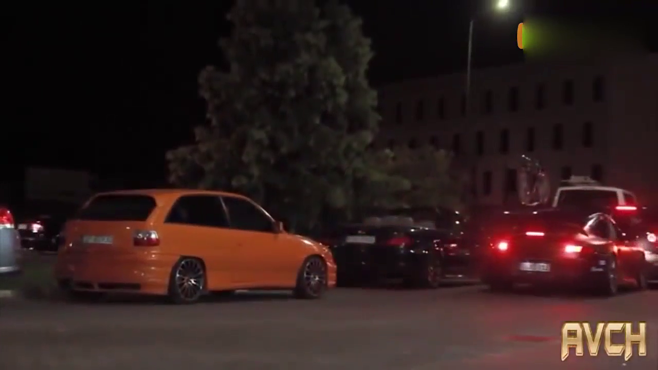 富二代们把数百万的豪华跑车撞成废铁，还不以为然的大笑