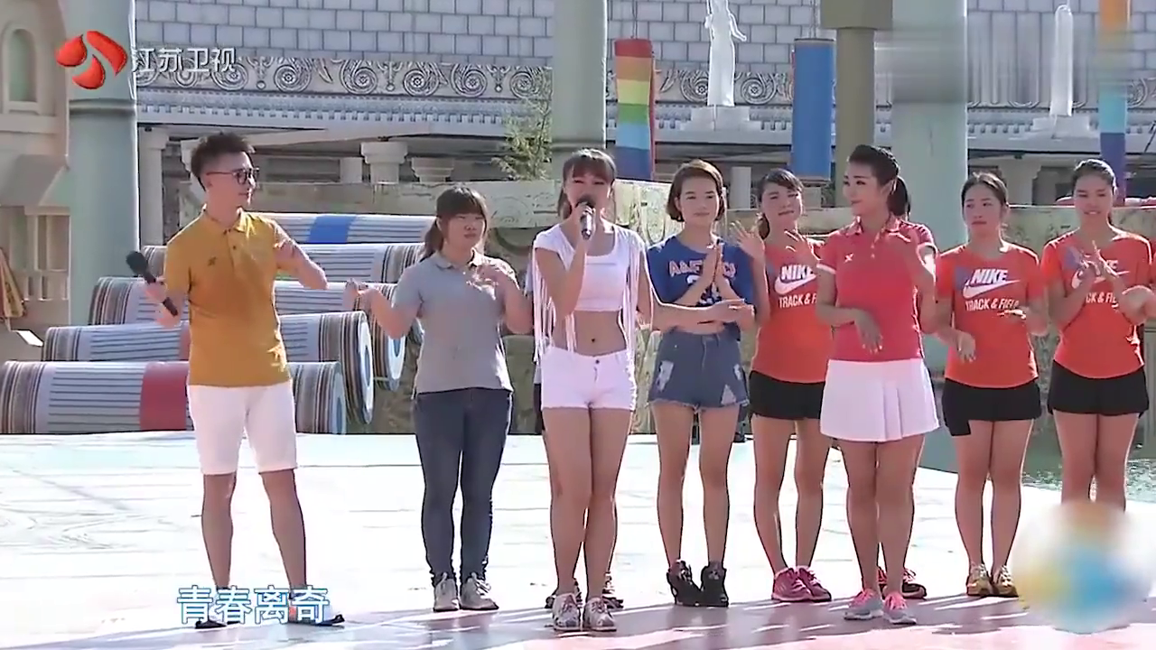 正能量美女来闯关落水后救生员直接公主抱